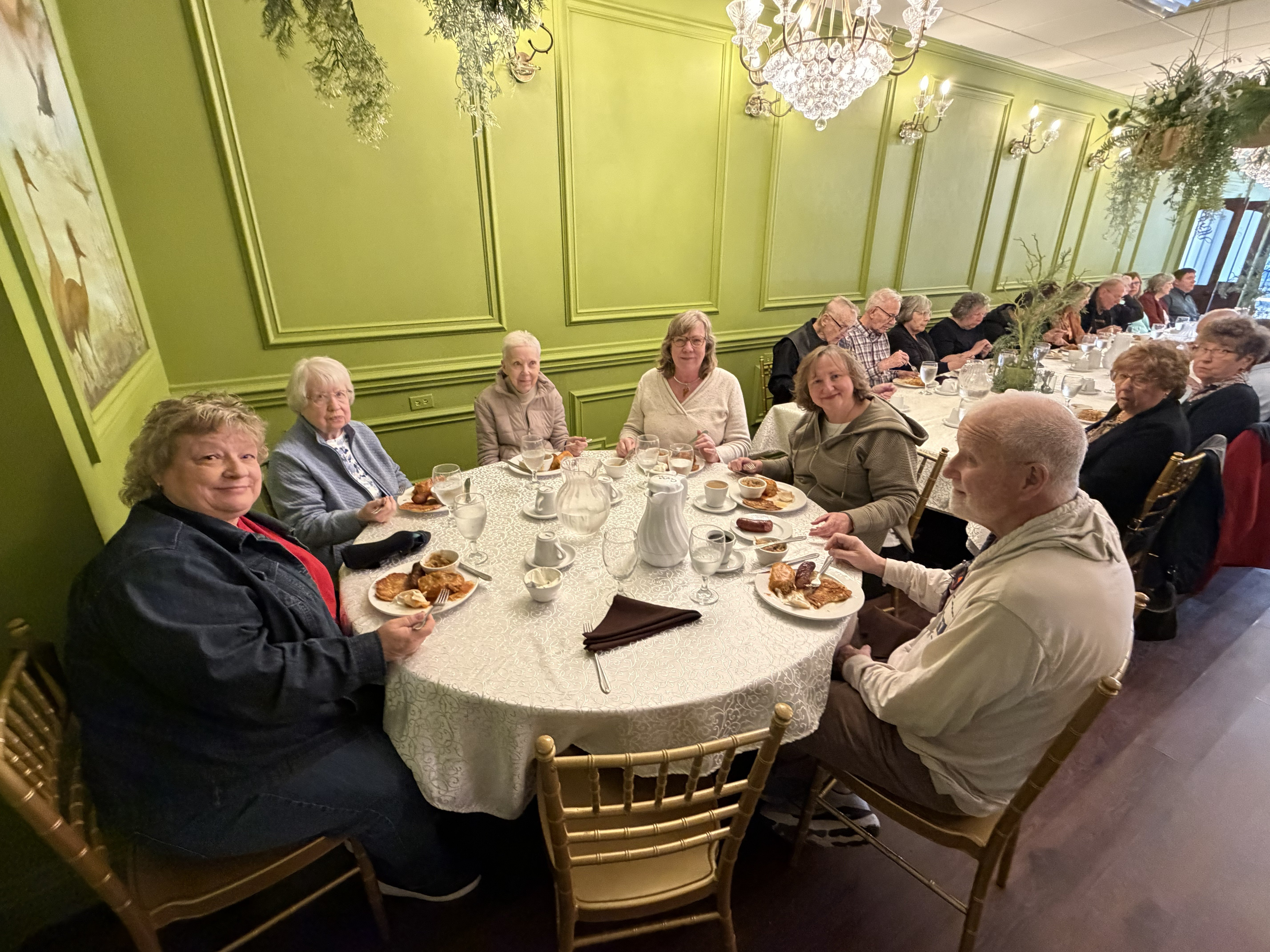 Polonia Chicago tour guests enjoying a meal